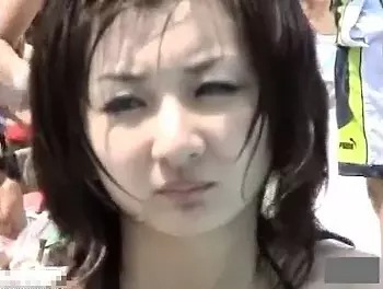 お姉さん達の胸元ウォッチ！乳首まで見えてる娘おるｗ