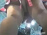 イベント会場でコスプレしている女を接写でパンチラ盗撮ｗ