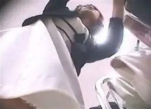 オリモノシートが透けて見えちゃってる店員さんのパンツがエロいｗ