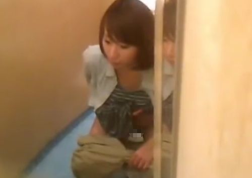 鏡越しにトイレを盗撮！無防備におしっこちょろちょろｗ