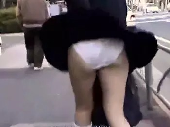 風のいたずら！吹き上げる風にスカートをめくられちゃうJK達ｗ