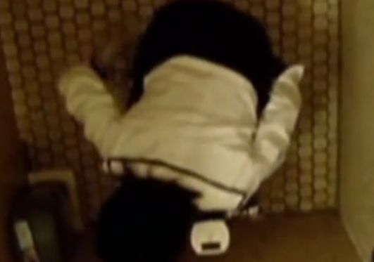 トイレに入る女を追跡しておしっこシーンを盗撮した映像ｗ