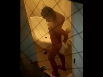 マンションの窓から美女のバスルームを盗撮した映像！