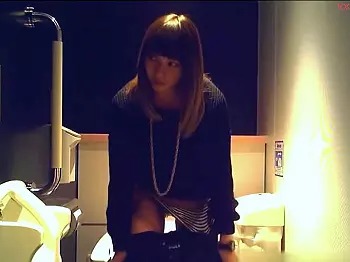 女の子達のおしっこシーン盗撮！これが女の子のリアルｗ