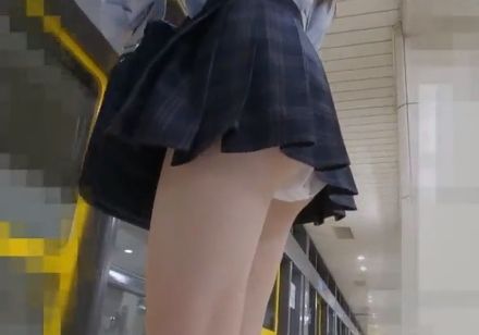 黒髪ロングの美少女JKを追い掛け回しパンティー盗撮！