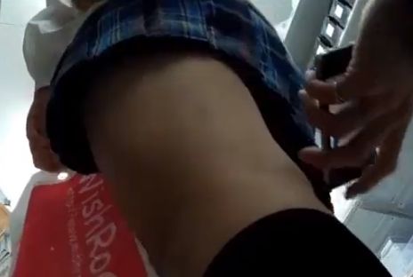 文房具を選ぶJKさんのパンティーをフラッシュ撮影した盗撮映像ｗ