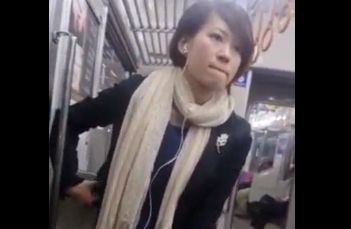 電車内で見つけた美女を追跡してエスカレーターでパンツ盗撮！