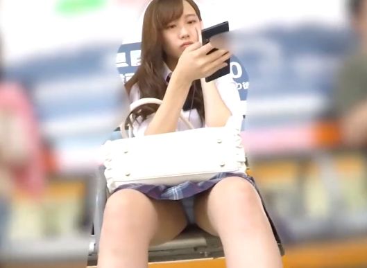 電車待ちしているJKのパンティーを盗撮！電車内でも逆さ撮りｗ