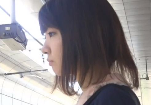 横顔をしっかり撮った後はエスカレーターでめくりパンチラ！