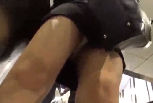 下りエスカレーターでフロント側からパンティーを盗撮！