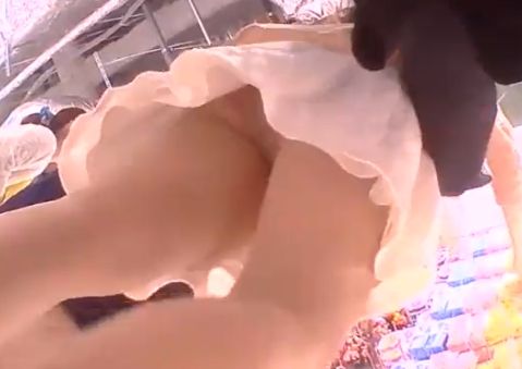 女だらけの中に潜入して次々とパンティーを連続盗撮ｗ