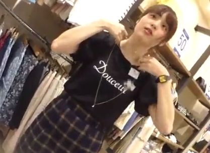 ピュア系店員さんがスカートの中をカメラで覗かれちゃうｗ