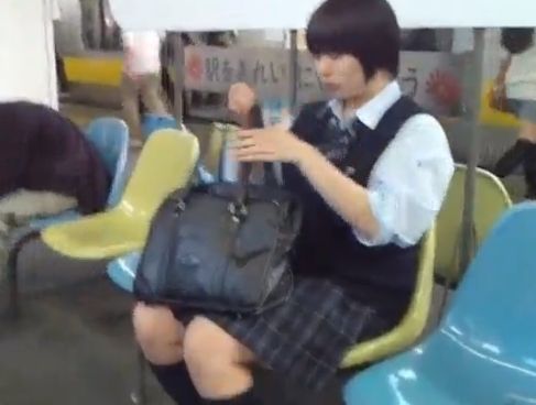 ホームで見つけたJKを逆さ撮り！ふくろう氏のめくりパンチラｗ