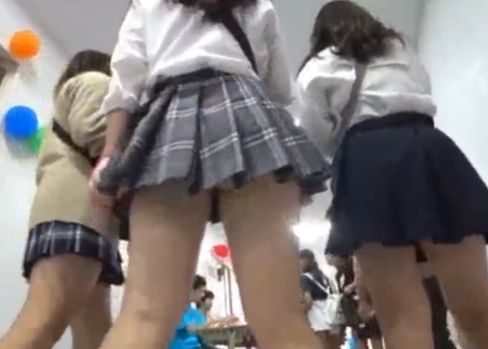 学園祭に潜入した盗撮師がJKたちの思春期パンツを連続盗撮ｗ