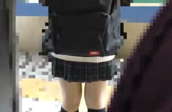JKのスカートの中に手を伸ばす痴漢盗撮師！スリル満点ｗ