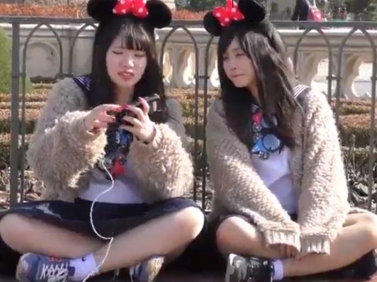 夢の国で現を抜かすJKのパンチラ盗撮！なぜ制服で来るのかｗ