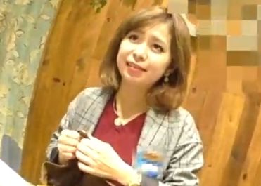 実に卑劣極まりない盗撮動画！店員さんを裏切り逆さ撮りｗ