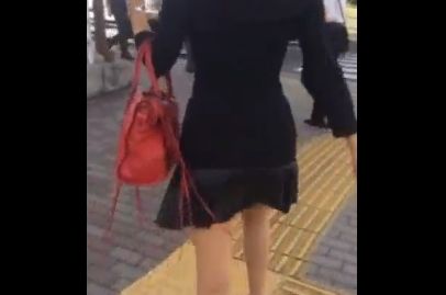 都会の街を颯爽と歩くミニスカお姉さんを逆さ撮り！