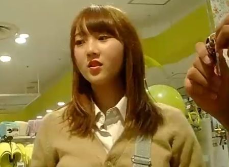 小物ショップにやってきたJKを逆さ撮り！プルート氏の作品