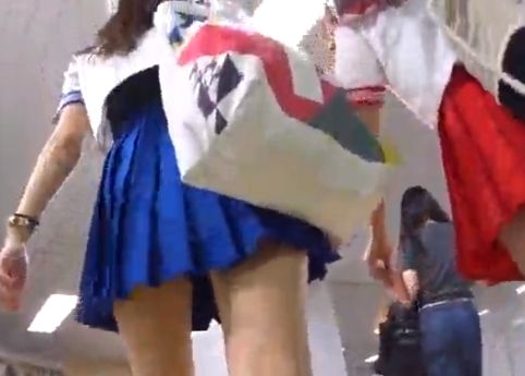 コスプレしたまま街を歩く娘を追跡してパンティー盗撮ｗ