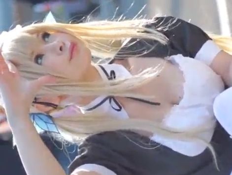 見せパンとわかっていても興奮してしまうコスプレイヤーのパンチラ！