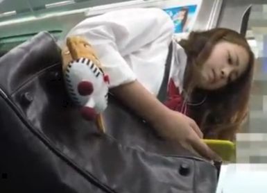 電車内でJKを逆さ撮り動画！まさかの横縞パンティーですｗ