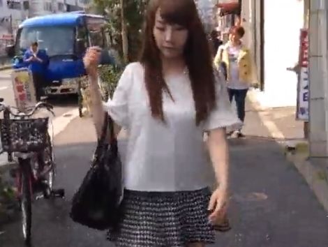 街を颯爽と歩くお姉さんを逆さ撮り！めちゃプライド高そうｗ