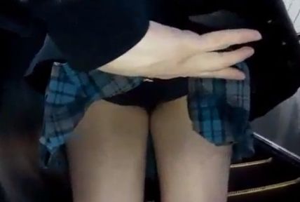 次々と華麗にJKのスカートめくりと決める達人現るｗ