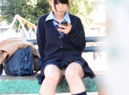 公園のベンチに座ってスマホを弄るJKを対面パンチラ盗撮！