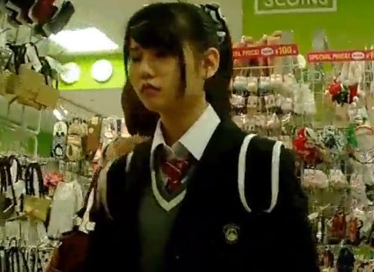 プルート氏の盗撮作品！顔ありでJKのおパンティーを店内盗撮ｗ