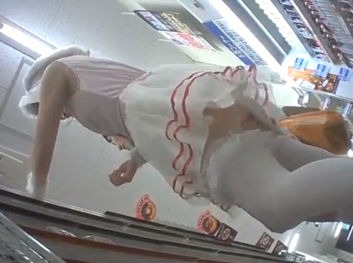 ハロウィンコスプレをした女の子達をコンビニで逆さ撮りｗ