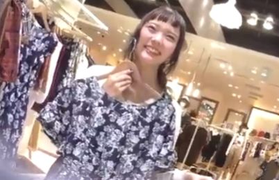 この店員さん可愛すぎる！笑顔が素敵な店員のパンツを盗撮ｗ