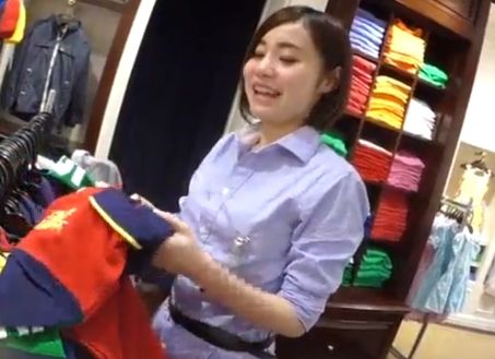 世間話も欠かさない！真面目系美人店員の逆さ撮り動画ｗ