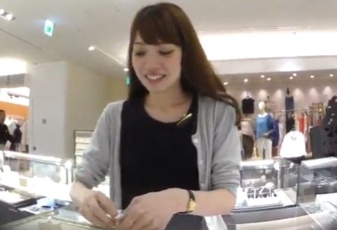 店員のお姉さんのフロントパンツを見たい奴集まれーｗ