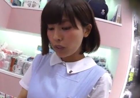 ベビー服売り場のお姉さんにわざと接客をさせてパンツを盗撮ｗ