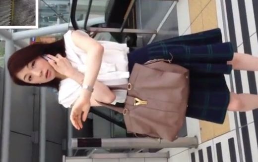 清楚系美女をエスカレーターで逆さ撮り！見た目通りの清楚パンティーｗ