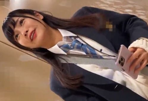 透明感あふれる美少女JKの横から階段パンチラを頂いちゃいます！