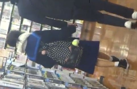 店内で彼氏と手繋ぎデートするJKのしゃがみパンチラ映像ｗ