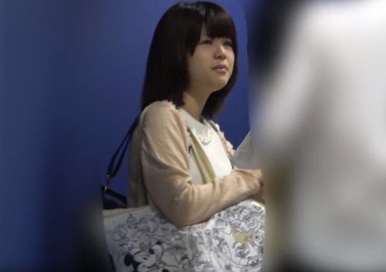 カバンの間からおパンティー！顔ありでしゃがみパンチラ盗撮ｗ