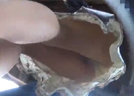 お参りにやって来た女の子を盗撮するという何とも罰当たりな行為ｗ