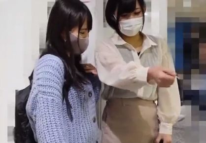 パンツをずらしておまんこくぱあ！ちゃおず氏の痴漢盗撮作品ｗ