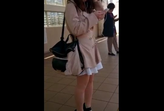 キューブ氏の臨場感がたまらないスカートめくりパンチラ作品！
