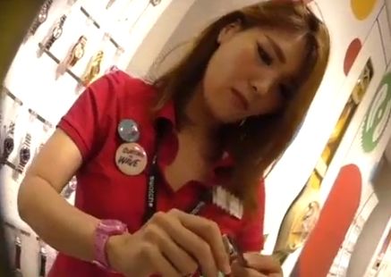 時計ショップの店員を逆さ撮り！腕に巻いてもらっている最中にｗ