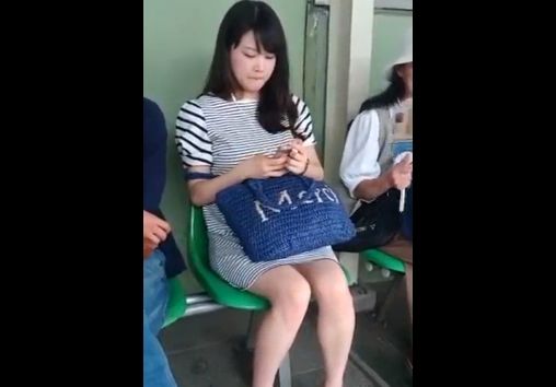 色白美人のパンティをドアップスカートめくりでご堪能あれｗ