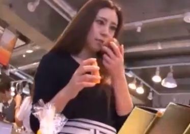 イケてるお姉さんがショッピング中にパンティを逆さ撮りされるｗ