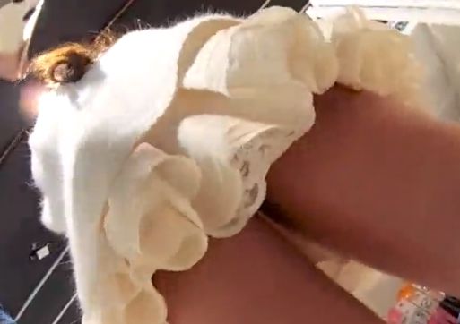 ふわふわスカートの中には薄ピンクのおパンティが！