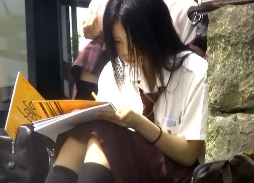 長いスカートを履いて油断しているJKのパンティ激写ｗ