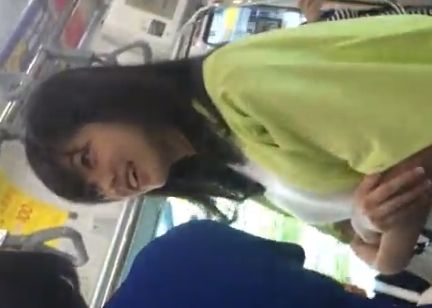 清楚系娘をマークしてパンティを逆さ撮り！顔もなかなか可愛いｗ