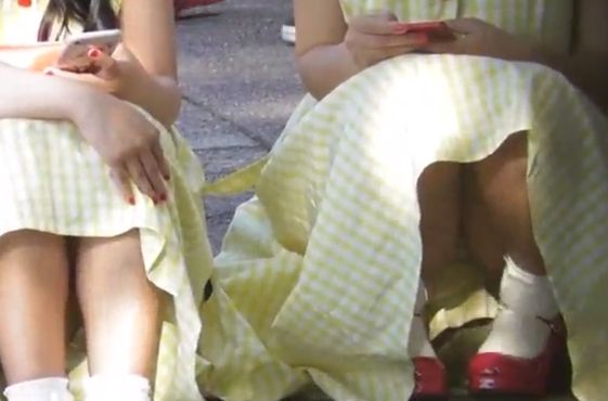 友達とお揃いの衣装でイベントに参加した女の子二人のパンチラ盗撮動画ｗ