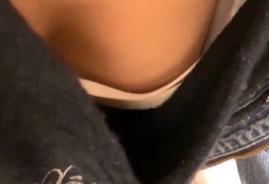 店員さんの胸チラ盗撮！このおっぱいの膨らみがたまらんのよなｗ